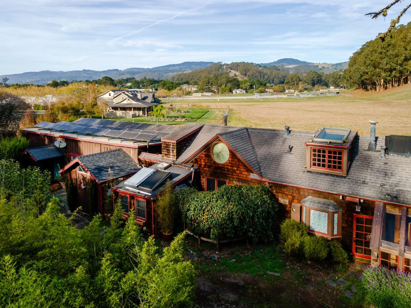 Detail Gallery Image 5 of 69 For 1009 Miramontes St, Half Moon Bay,  CA 94019 - 3 Beds | 4 Baths