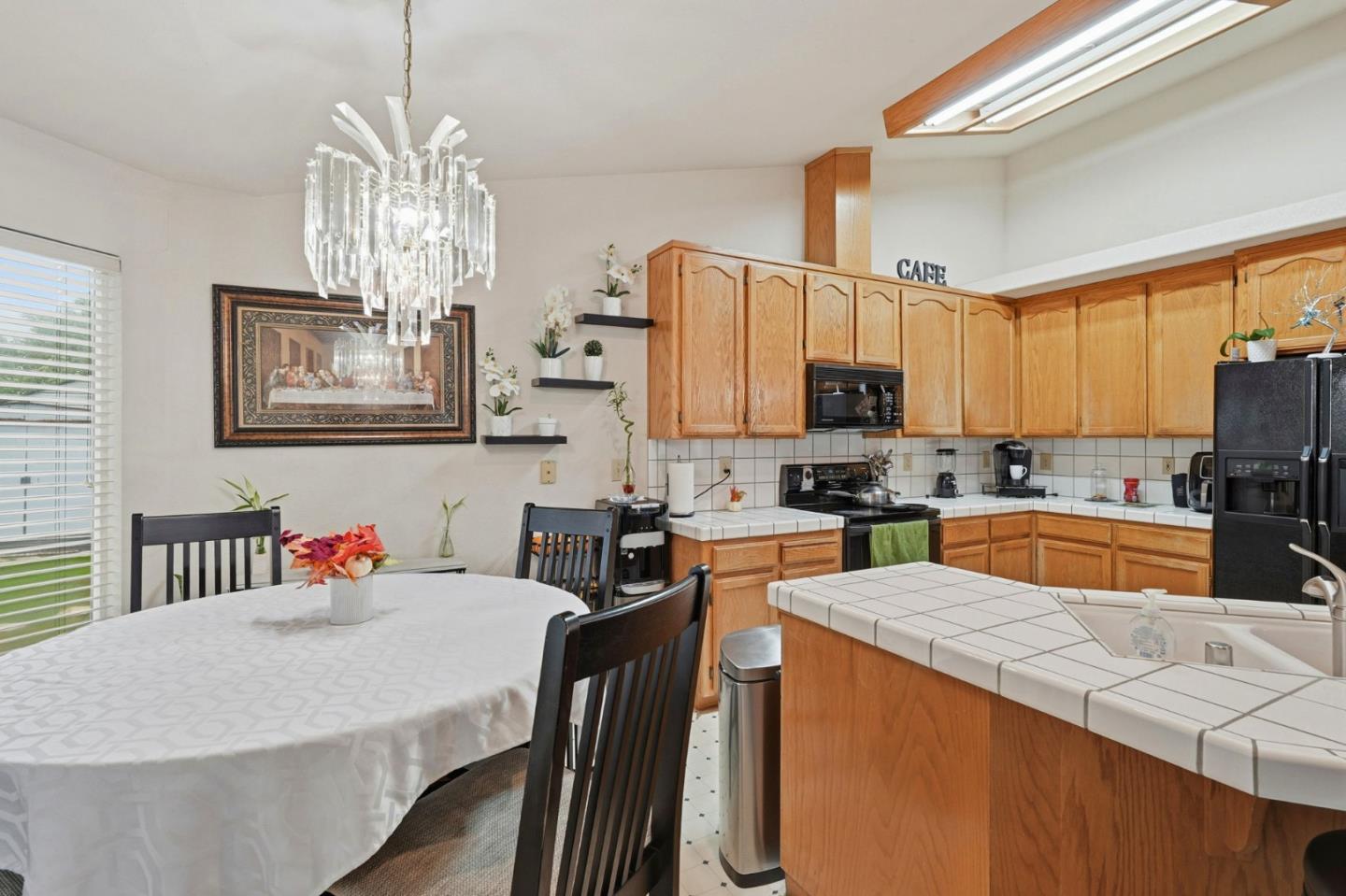 Detail Gallery Image 5 of 32 For 1883 College Greens Dr, Los Banos,  CA 93635 - 4 Beds | 2 Baths