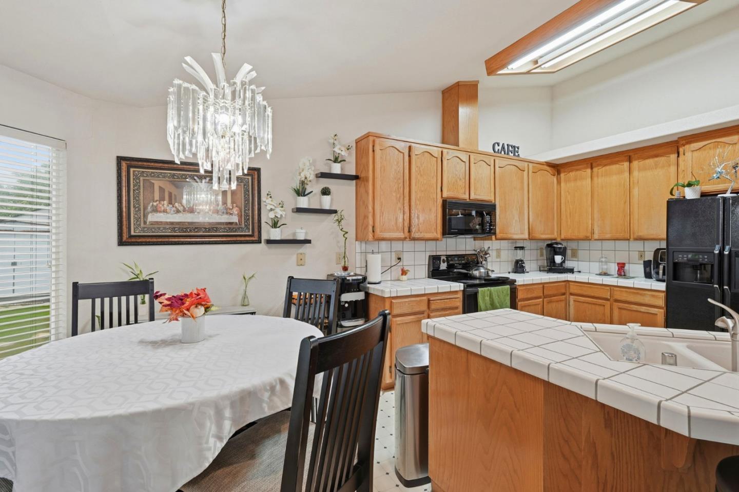 Detail Gallery Image 7 of 32 For 1883 College Greens Dr, Los Banos,  CA 93635 - 4 Beds | 2 Baths