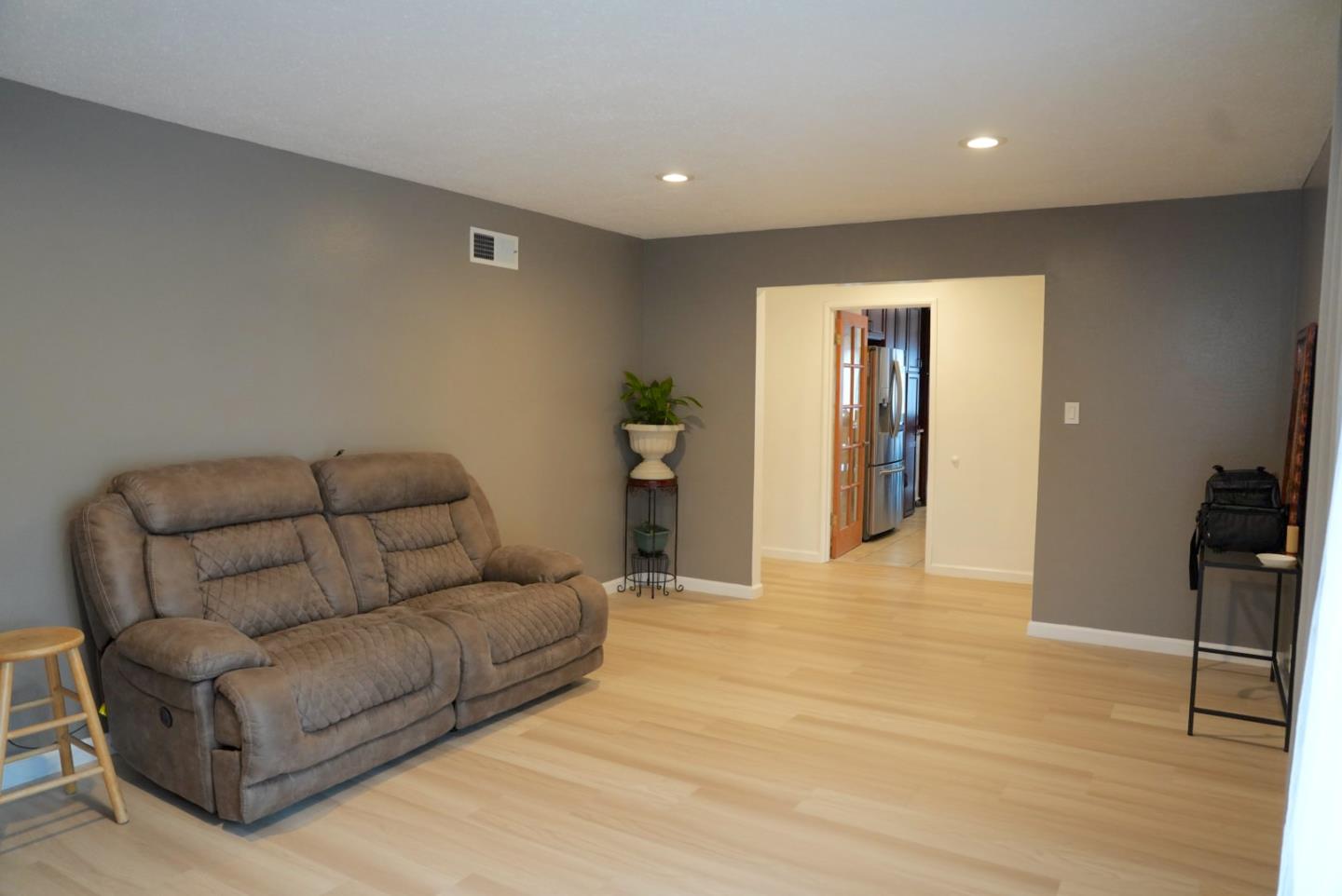 Detail Gallery Image 4 of 20 For 26280 Adrian Ave, Hayward,  CA 94545 - 3 Beds | 2 Baths