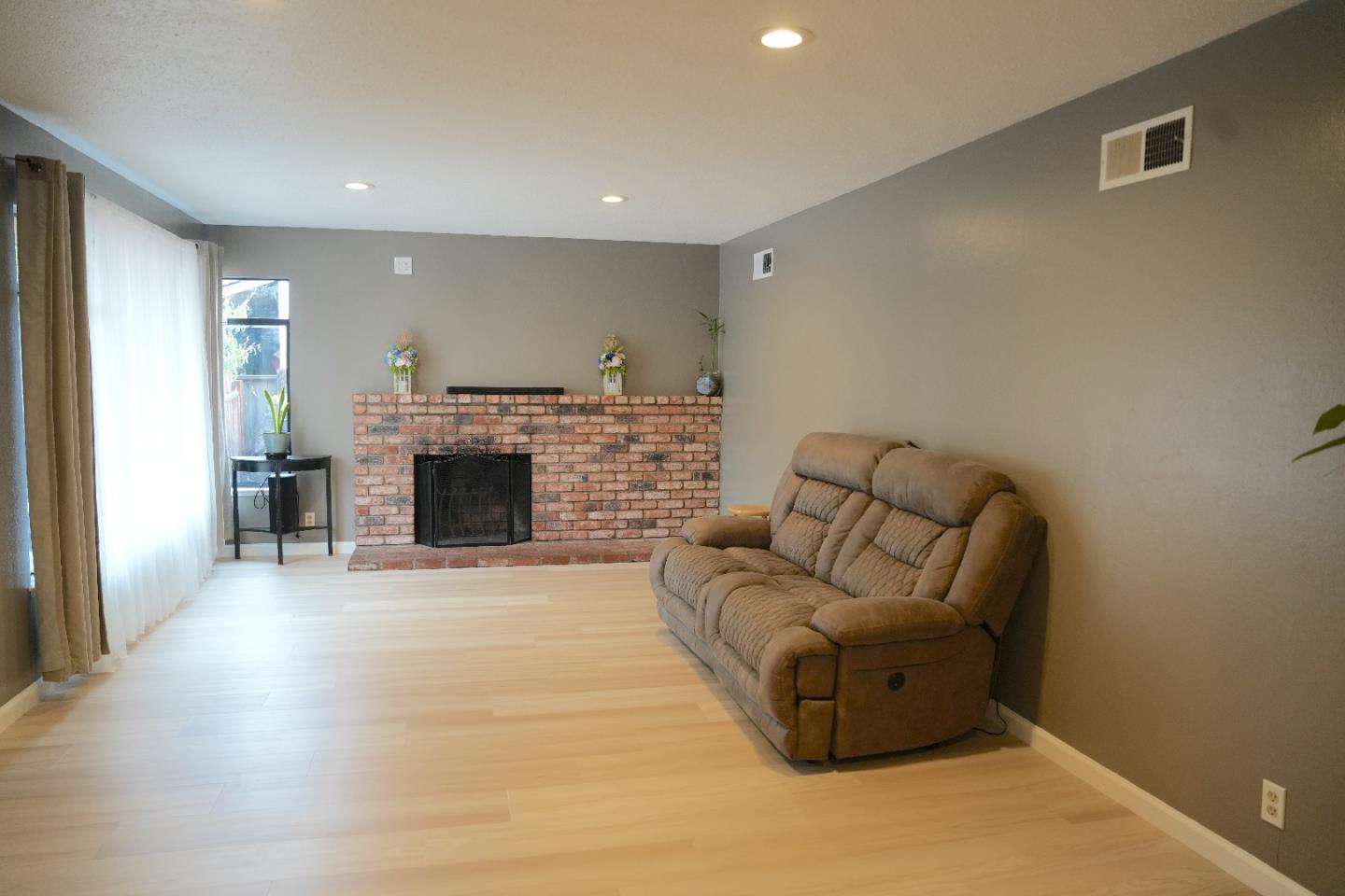 Detail Gallery Image 5 of 20 For 26280 Adrian Ave, Hayward,  CA 94545 - 3 Beds | 2 Baths