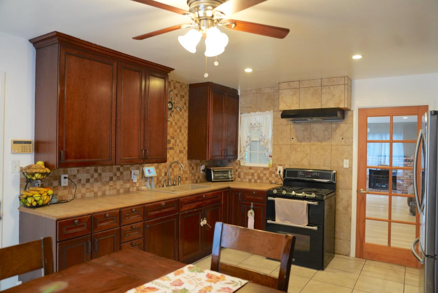 Detail Gallery Image 6 of 20 For 26280 Adrian Ave, Hayward,  CA 94545 - 3 Beds | 2 Baths