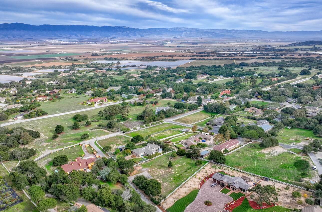 Detail Gallery Image 11 of 79 For 310 Mesa Rd, Salinas,  CA 93908 - 4 Beds | 2 Baths