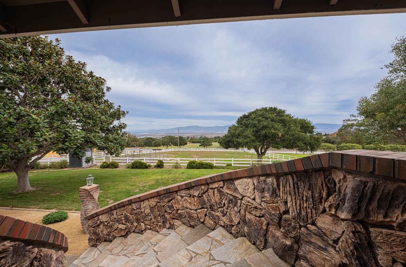 Detail Gallery Image 17 of 79 For 310 Mesa Rd, Salinas,  CA 93908 - 4 Beds | 2 Baths