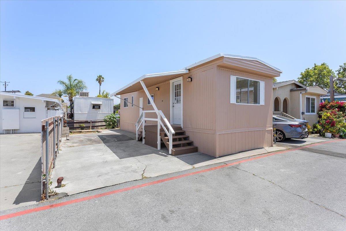 Detail Gallery Image 2 of 18 For 555 Mclaughlin Ave #42,  San Jose,  CA 95116 - 1 Beds | 1 Baths