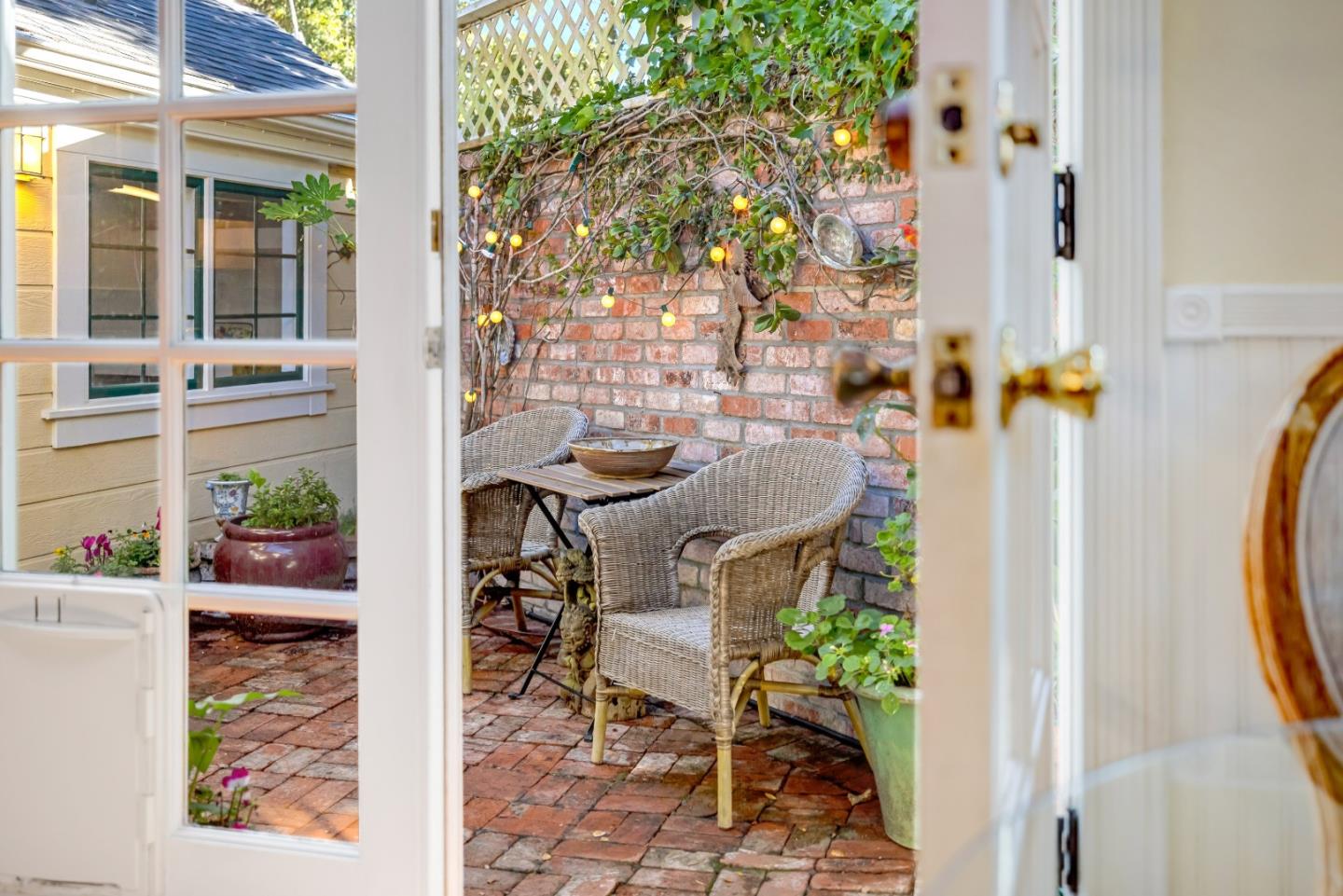 Detail Gallery Image 11 of 34 For 179 Pacific Ave, Pacific Grove,  CA 93950 - 3 Beds | 2 Baths