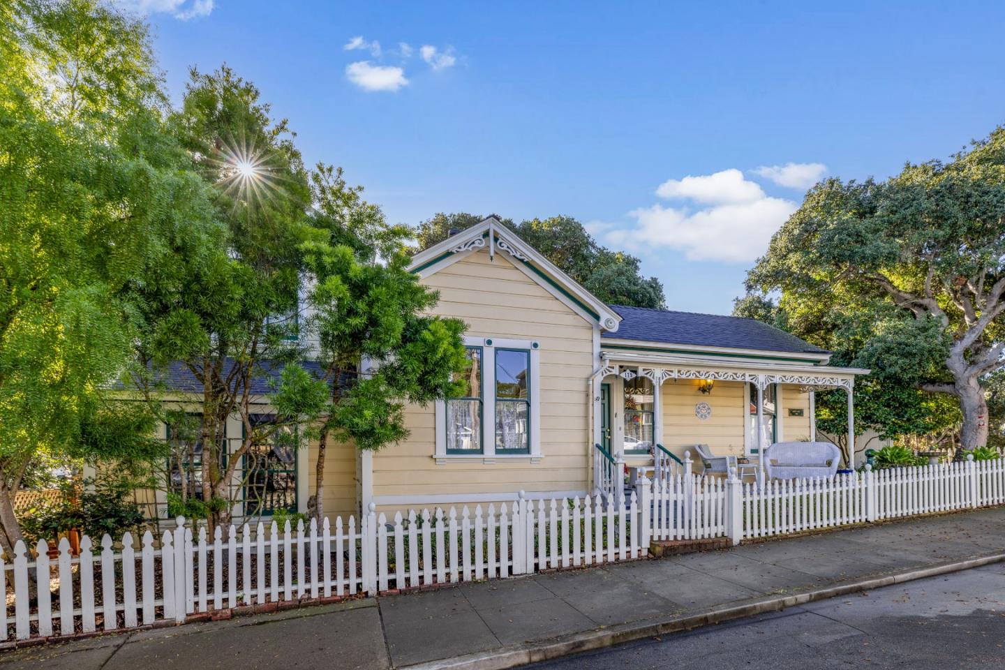 Detail Gallery Image 2 of 34 For 179 Pacific Ave, Pacific Grove,  CA 93950 - 3 Beds | 2 Baths