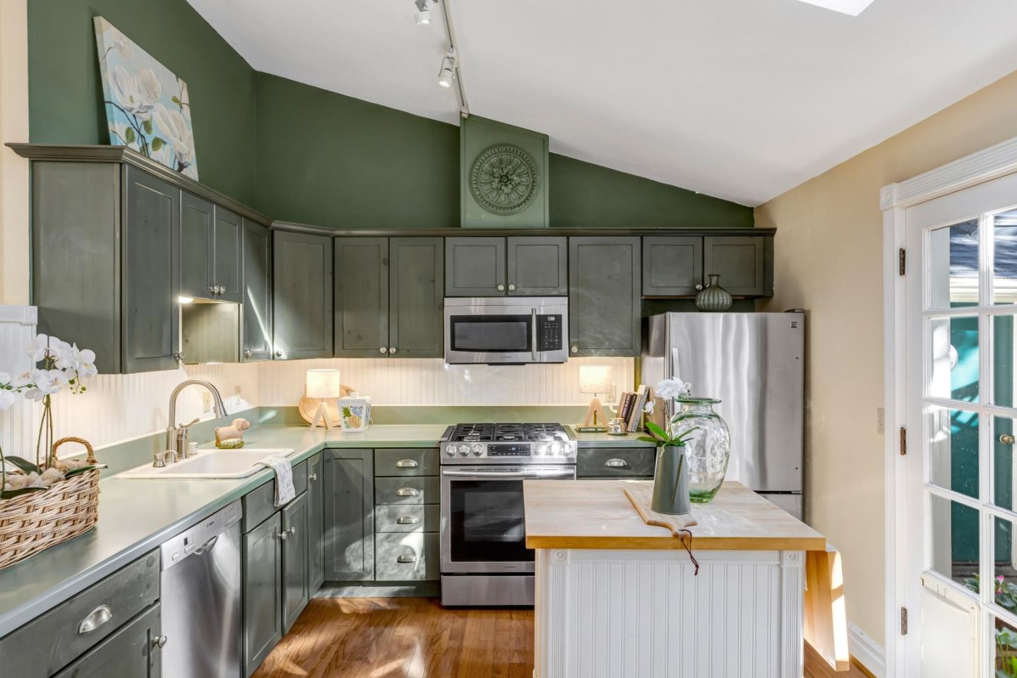 Detail Gallery Image 9 of 34 For 179 Pacific Ave, Pacific Grove,  CA 93950 - 3 Beds | 2 Baths