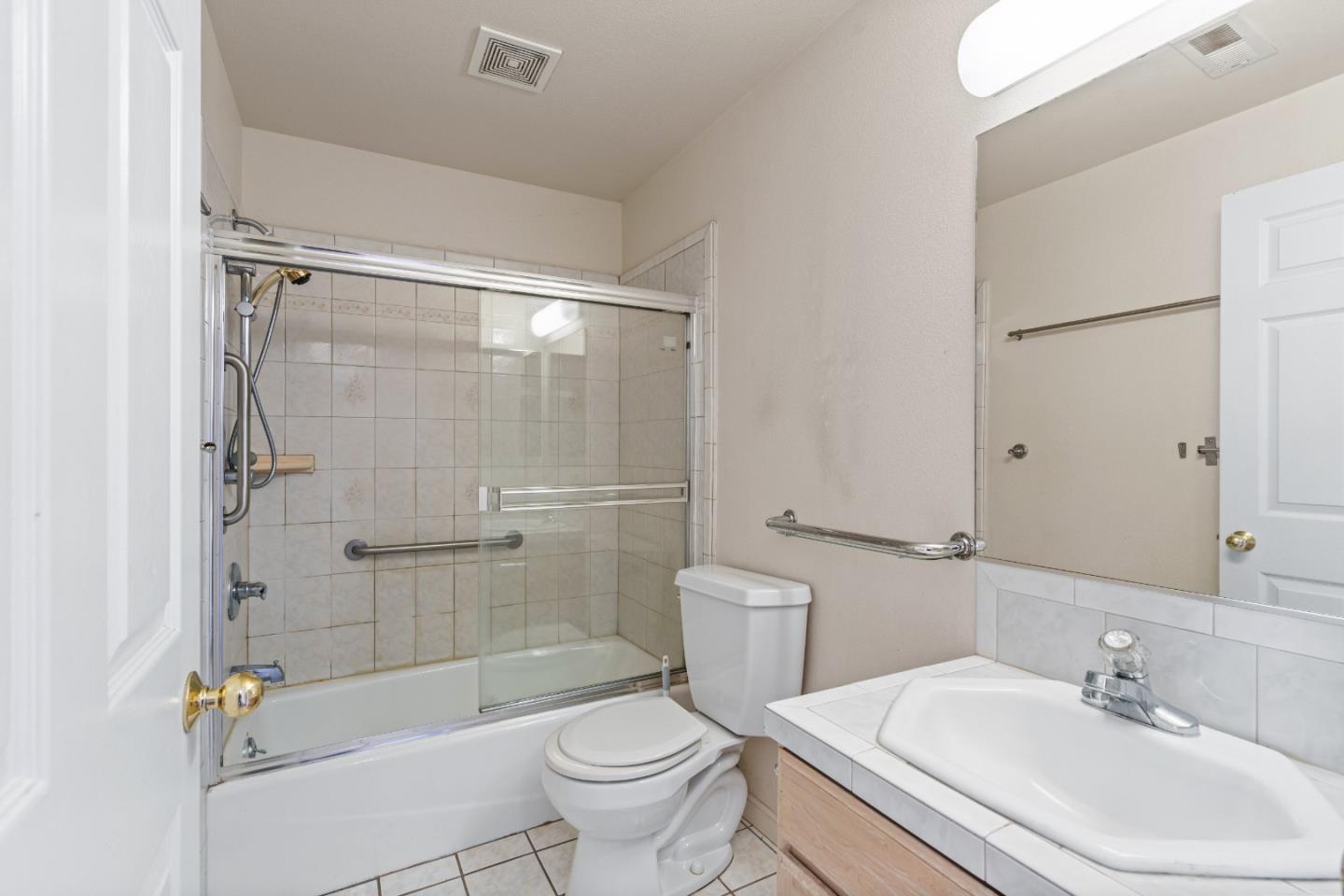 Detail Gallery Image 13 of 47 For 1383 Bacon St, San Francisco,  CA 94134 - 6 Beds | 4 Baths