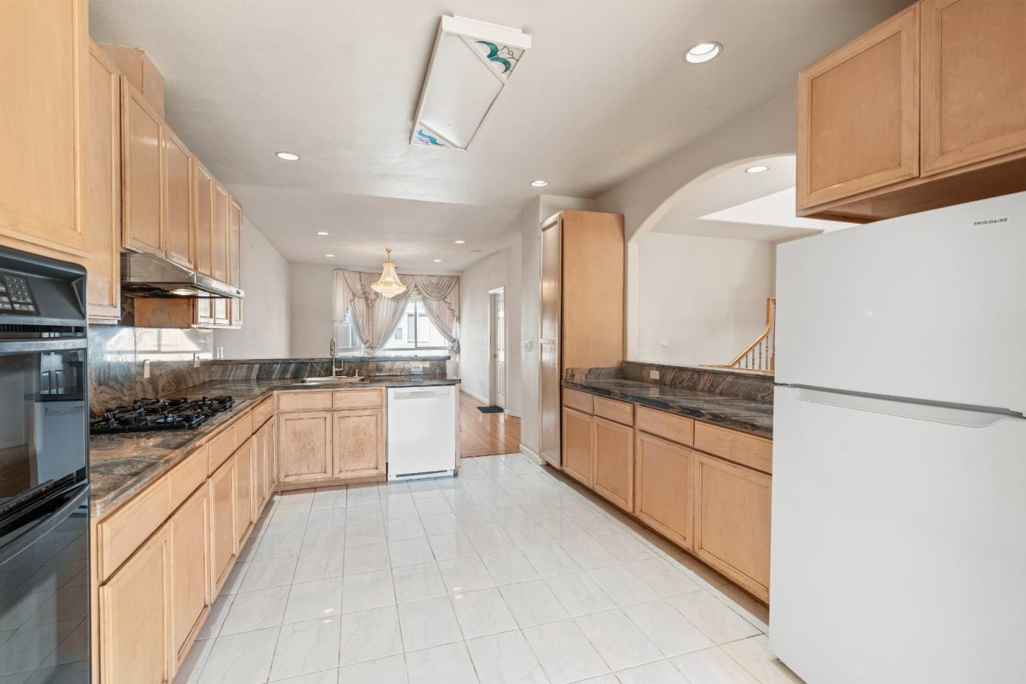 Detail Gallery Image 20 of 47 For 1383 Bacon St, San Francisco,  CA 94134 - 6 Beds | 4 Baths