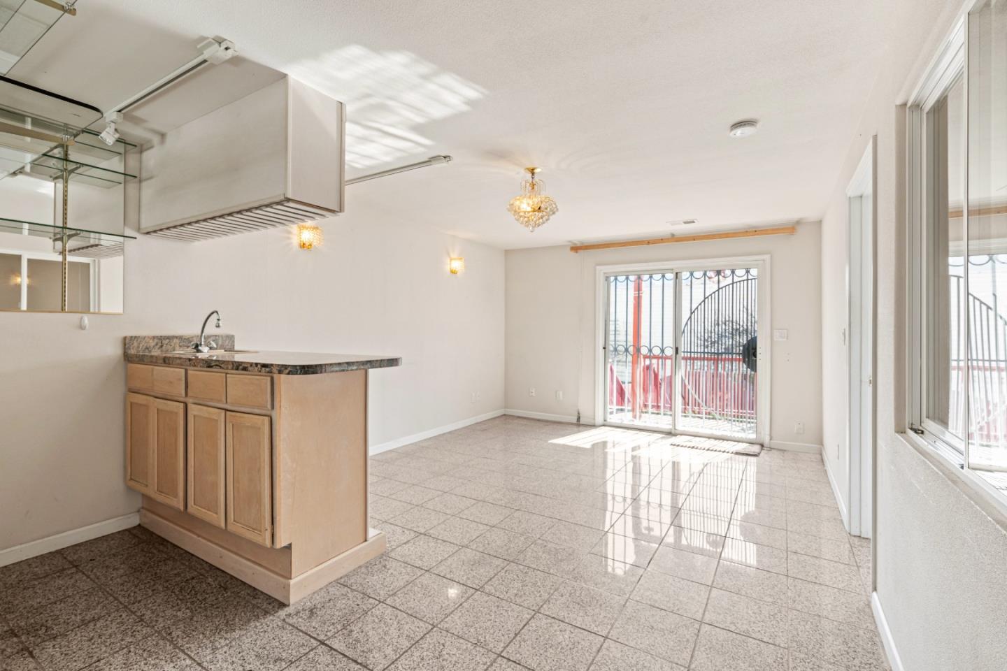 Detail Gallery Image 5 of 47 For 1383 Bacon St, San Francisco,  CA 94134 - 6 Beds | 4 Baths