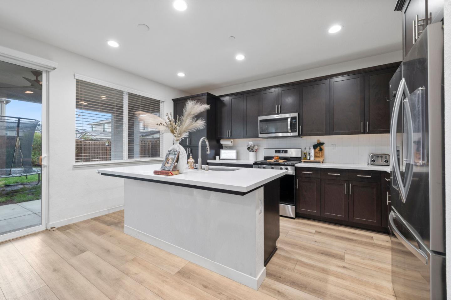 Detail Gallery Image 4 of 27 For 2651 Mulholland Dr, Lathrop,  CA 95330 - 3 Beds | 2/1 Baths