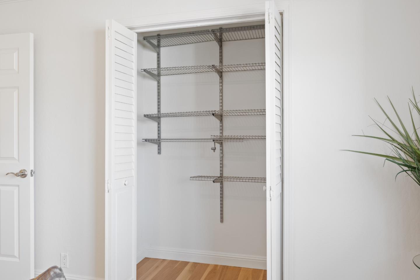 Detail Gallery Image 16 of 32 For 900 Los Robles Ave, Palo Alto,  CA 94306 - 4 Beds | 3 Baths