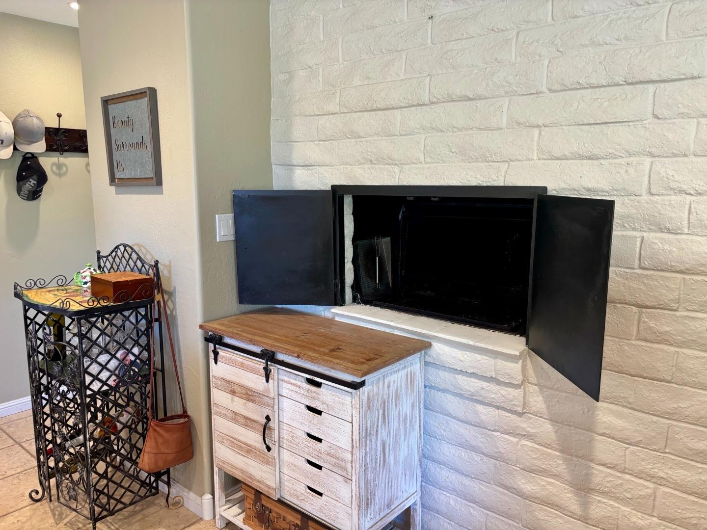 Detail Gallery Image 10 of 38 For 20120 Portola Dr, Salinas,  CA 93908 - 3 Beds | 2 Baths