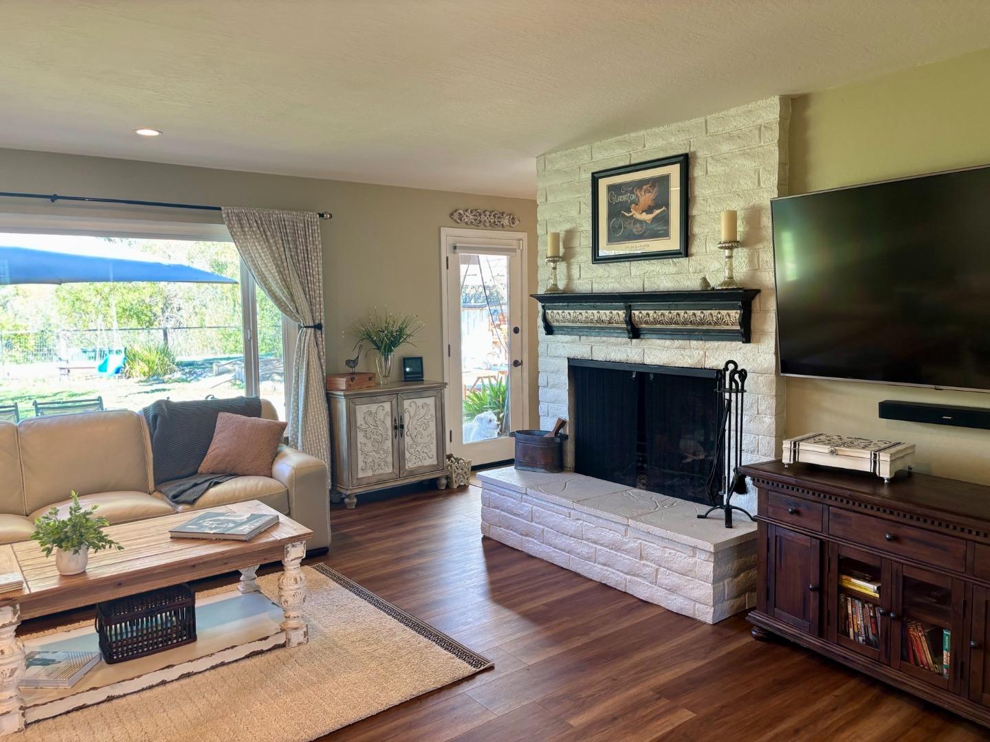 Detail Gallery Image 12 of 38 For 20120 Portola Dr, Salinas,  CA 93908 - 3 Beds | 2 Baths
