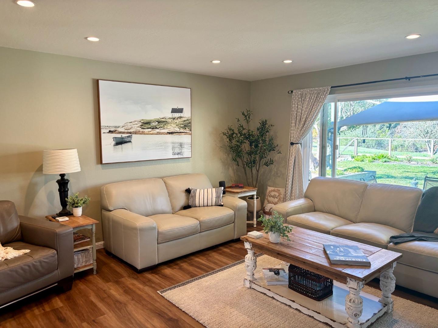 Detail Gallery Image 13 of 38 For 20120 Portola Dr, Salinas,  CA 93908 - 3 Beds | 2 Baths