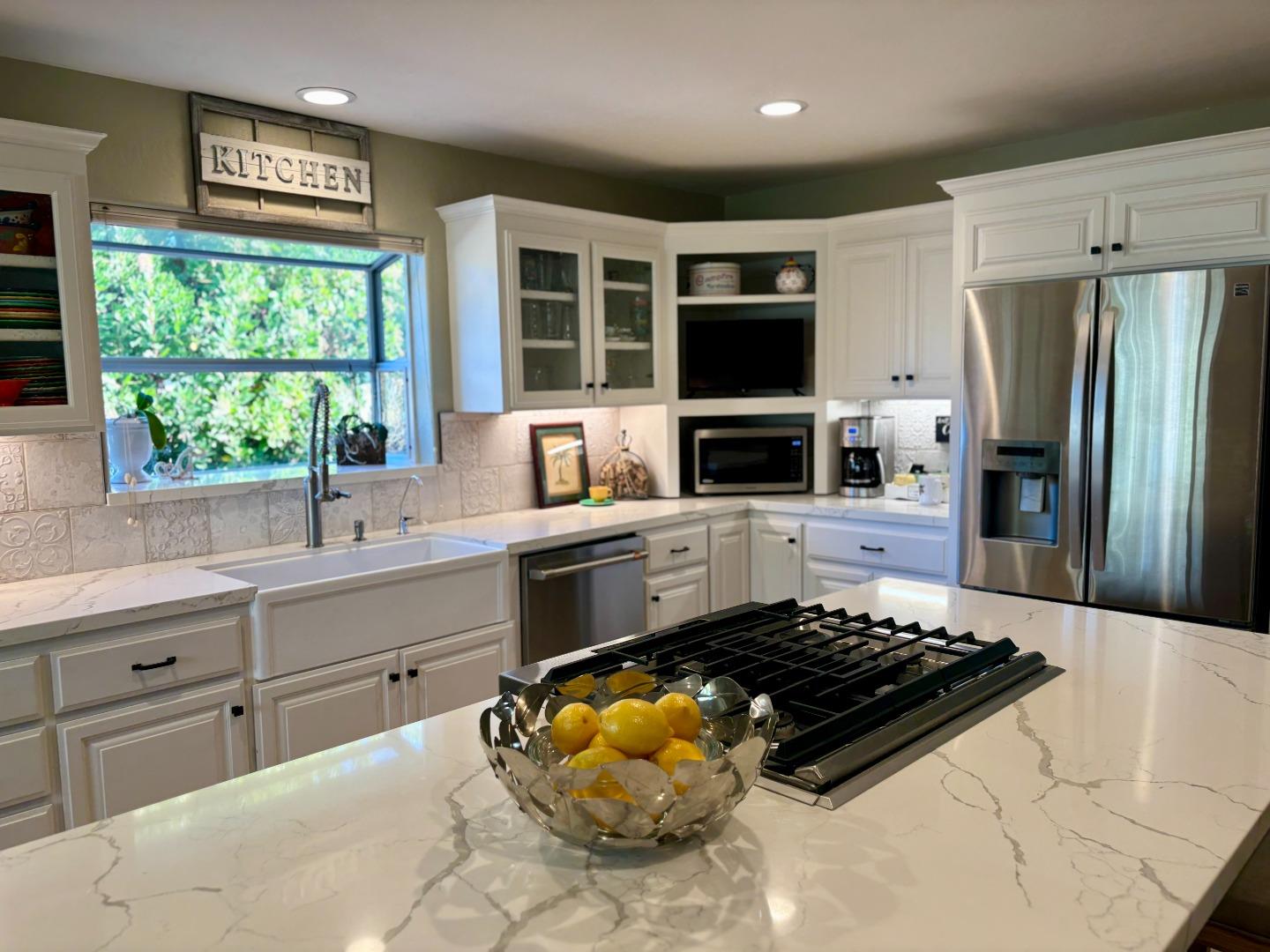 Detail Gallery Image 7 of 38 For 20120 Portola Dr, Salinas,  CA 93908 - 3 Beds | 2 Baths