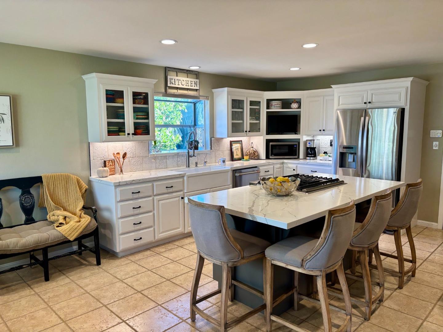 Detail Gallery Image 8 of 38 For 20120 Portola Dr, Salinas,  CA 93908 - 3 Beds | 2 Baths