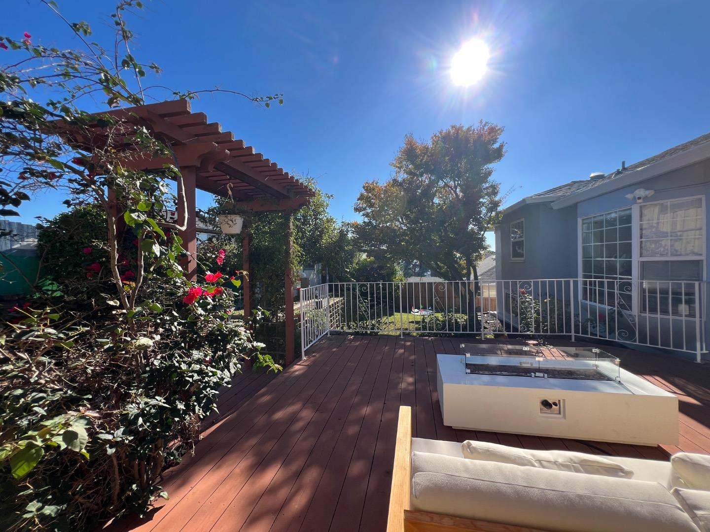 Detail Gallery Image 2 of 29 For 3833 Brookdale Blvd, Castro Valley,  CA 94546 - 4 Beds | 2/1 Baths