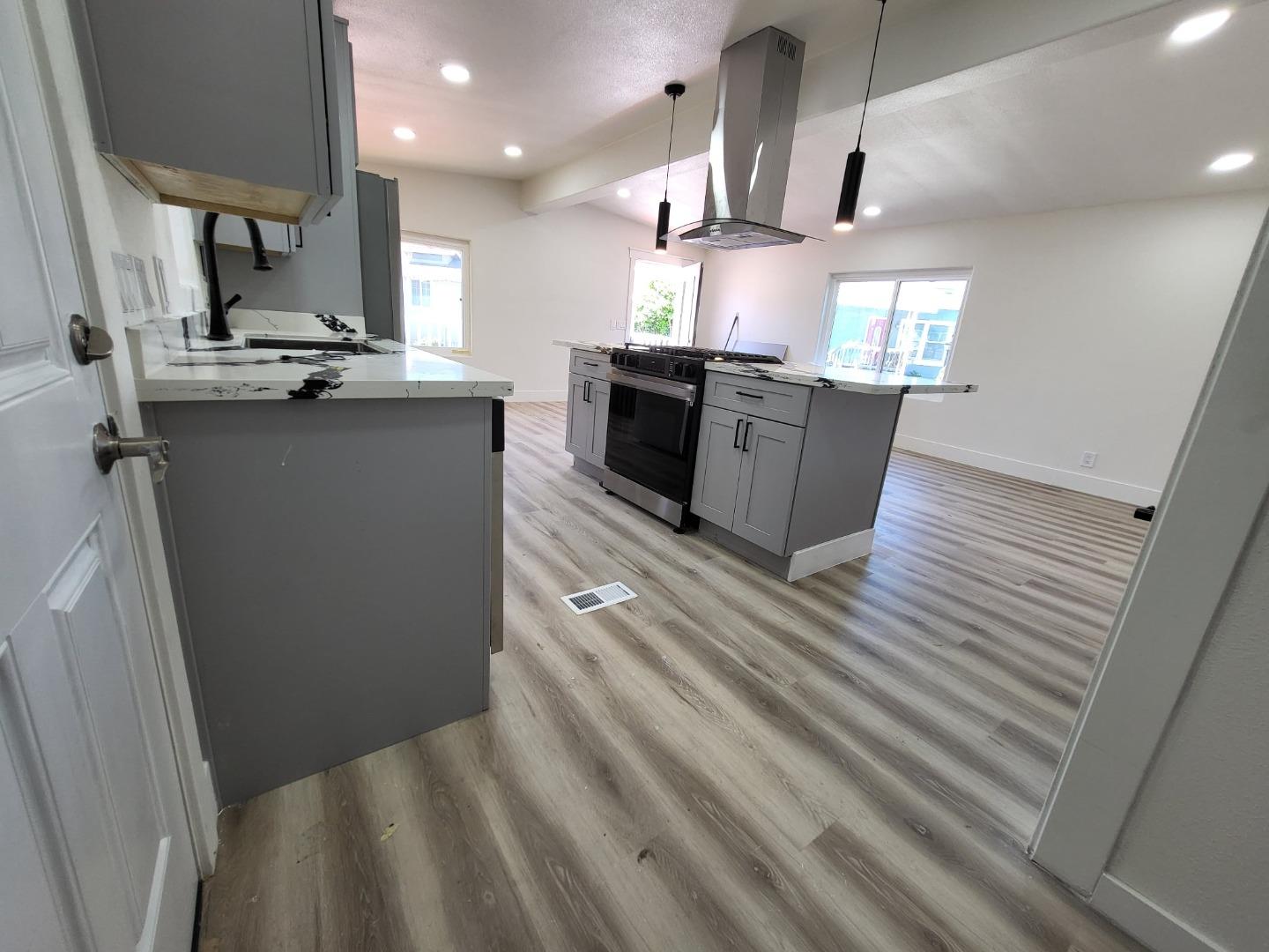 Detail Gallery Image 10 of 19 For 440 Moffett Blvd #61,  Mountain View,  CA 94043 - 2 Beds | 2 Baths