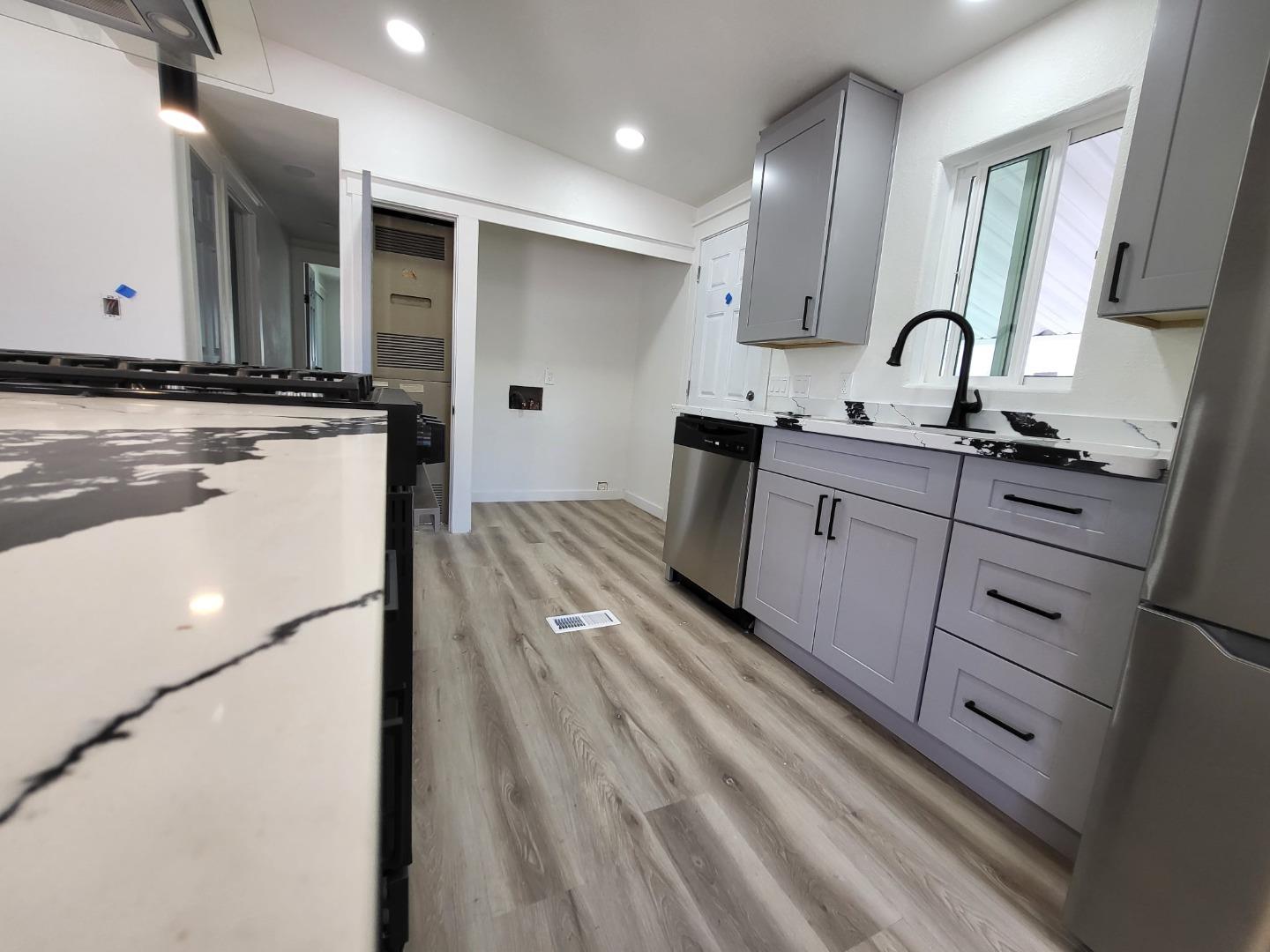 Detail Gallery Image 7 of 19 For 440 Moffett Blvd #61,  Mountain View,  CA 94043 - 2 Beds | 2 Baths