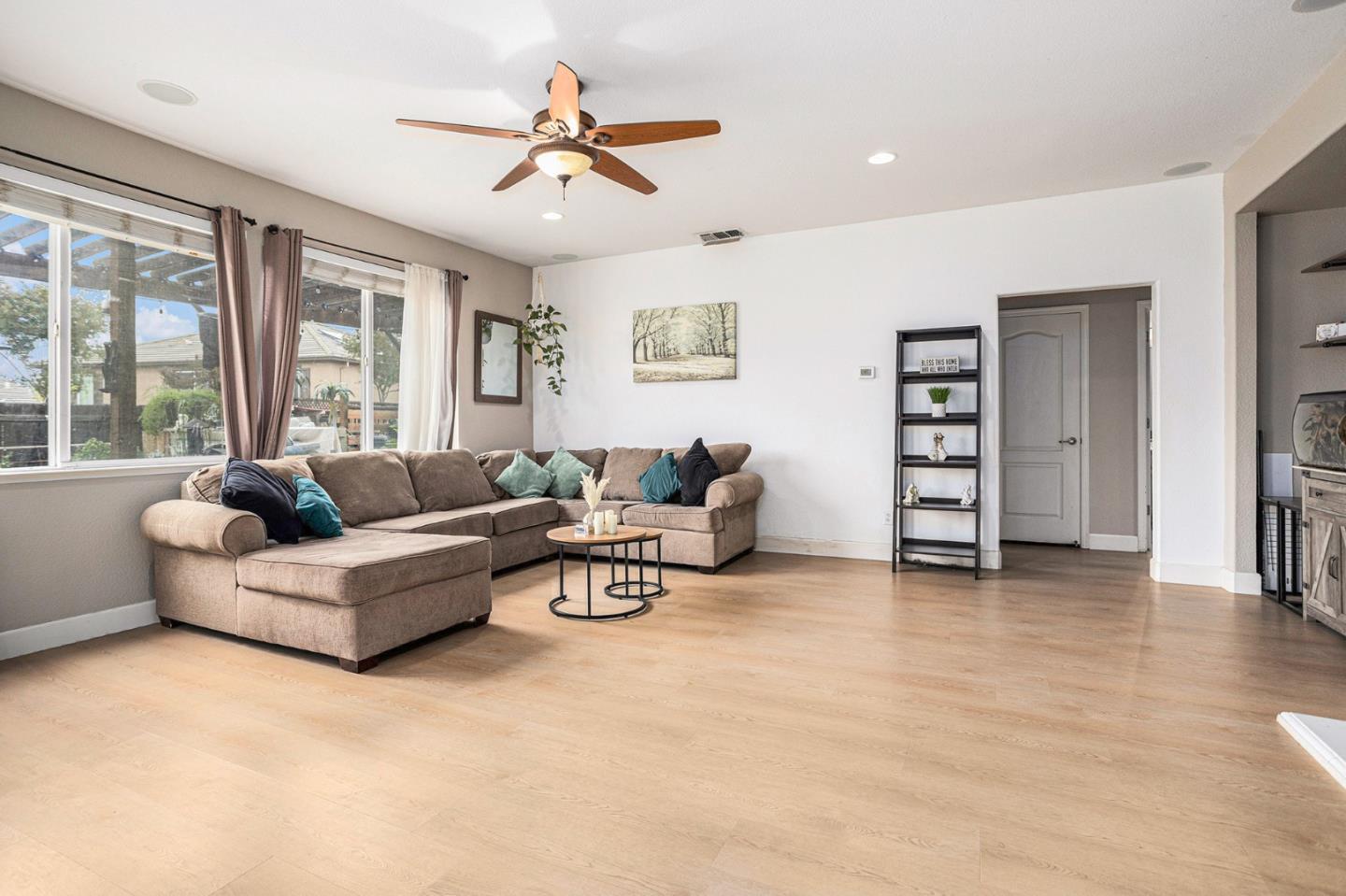 Detail Gallery Image 11 of 63 For 130 Ridge Crest Ct, Oakley,  CA 94561 - 5 Beds | 3 Baths