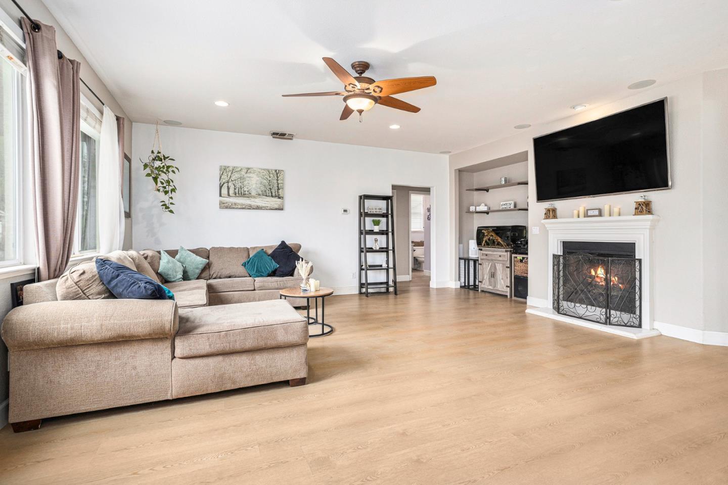 Detail Gallery Image 12 of 63 For 130 Ridge Crest Ct, Oakley,  CA 94561 - 5 Beds | 3 Baths