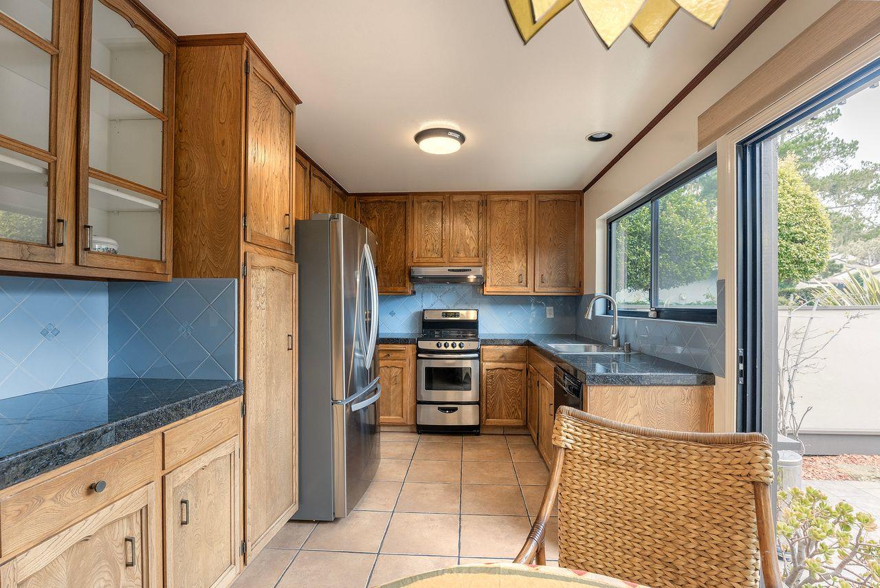 Detail Gallery Image 3 of 12 For 4 Country Club #2,  Pacific Grove,  CA 93950 - 3 Beds | 2 Baths