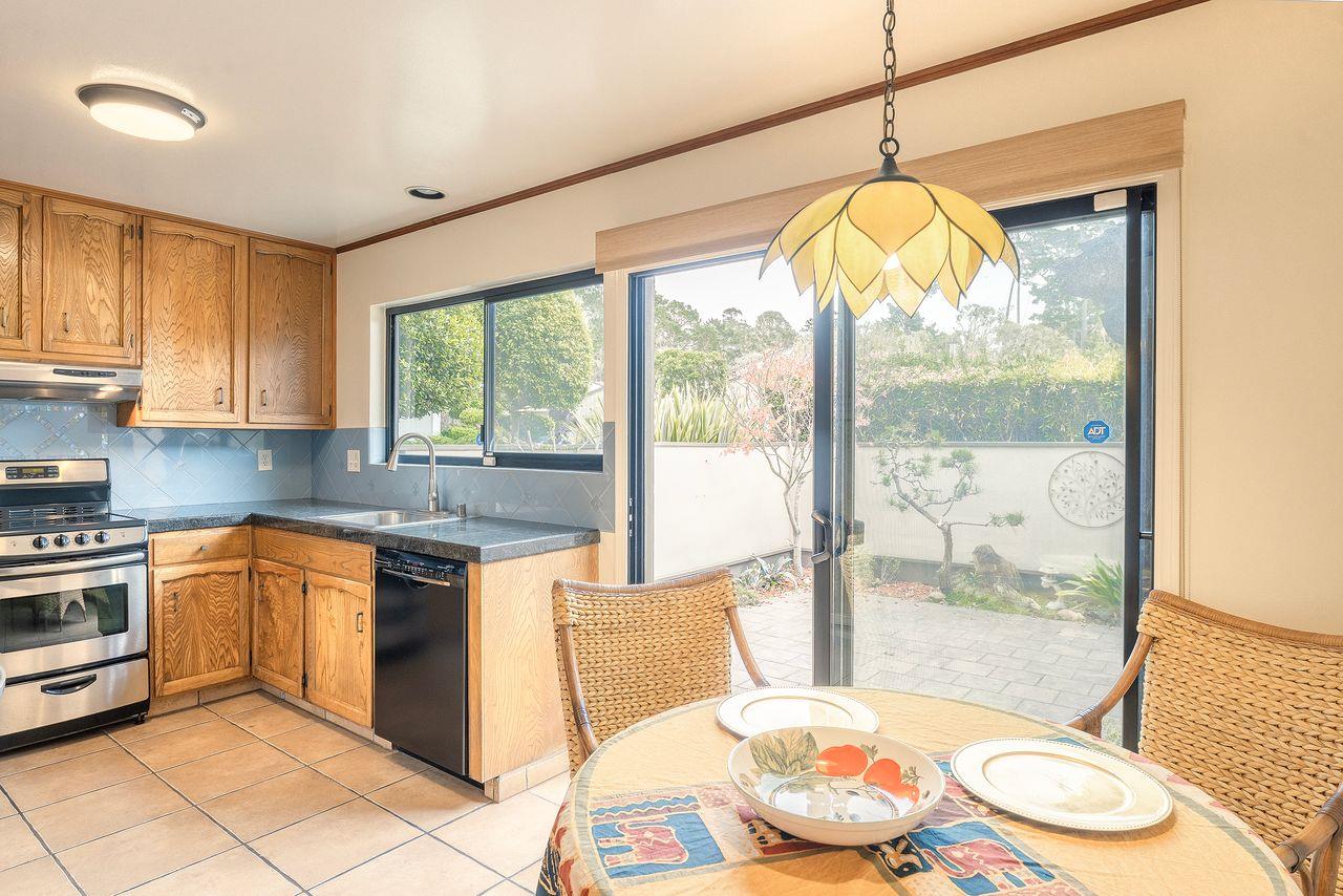 Detail Gallery Image 4 of 12 For 4 Country Club #2,  Pacific Grove,  CA 93950 - 3 Beds | 2 Baths