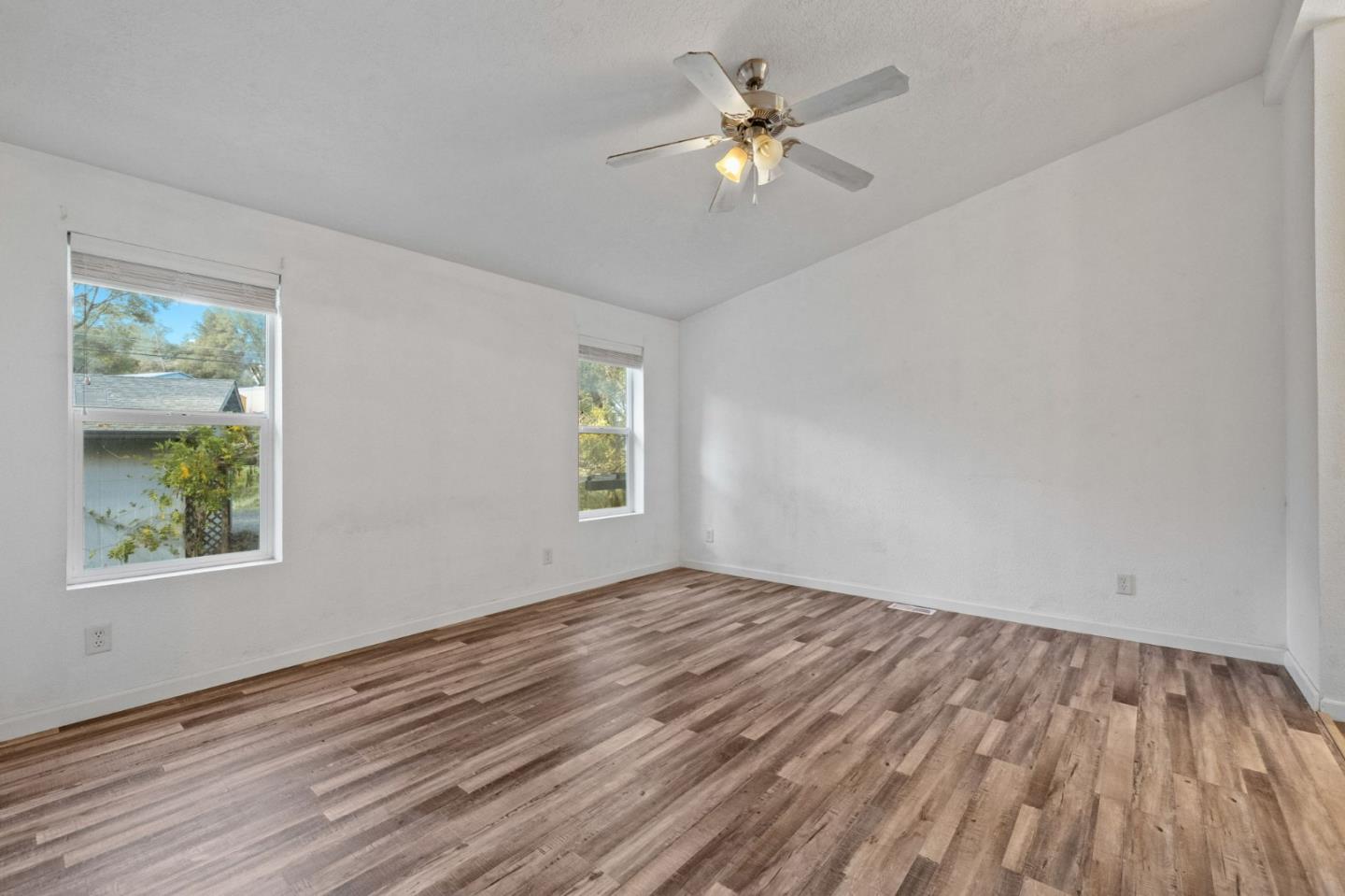 Detail Gallery Image 12 of 33 For 19307 Ferretti Rd, Groveland,  CA 95321 - 3 Beds | 2 Baths