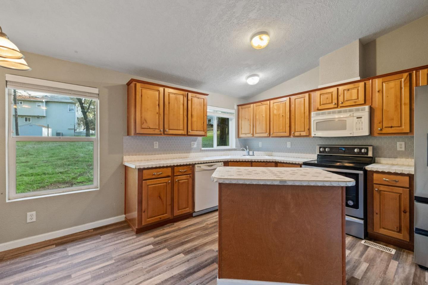 Detail Gallery Image 7 of 33 For 19307 Ferretti Rd, Groveland,  CA 95321 - 3 Beds | 2 Baths