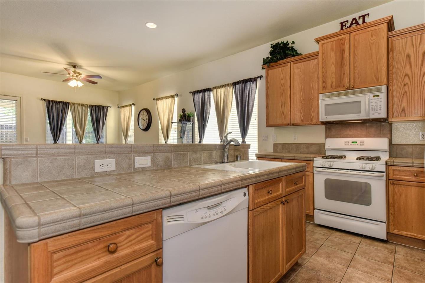 Detail Gallery Image 14 of 27 For 3557 Rainsong Cir, Rancho Cordova,  CA 95670 - 3 Beds | 2 Baths