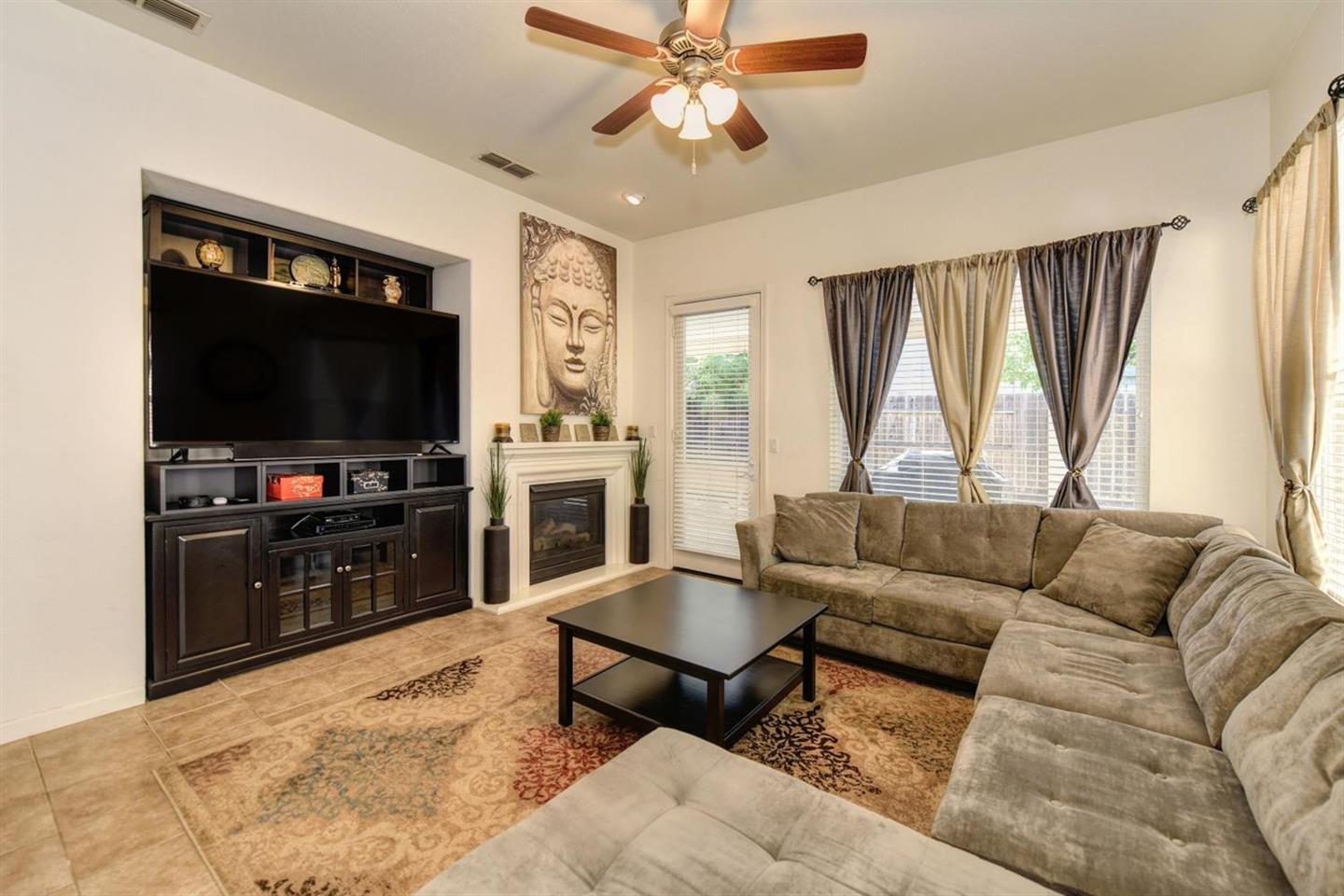 Detail Gallery Image 3 of 27 For 3557 Rainsong Cir, Rancho Cordova,  CA 95670 - 3 Beds | 2 Baths