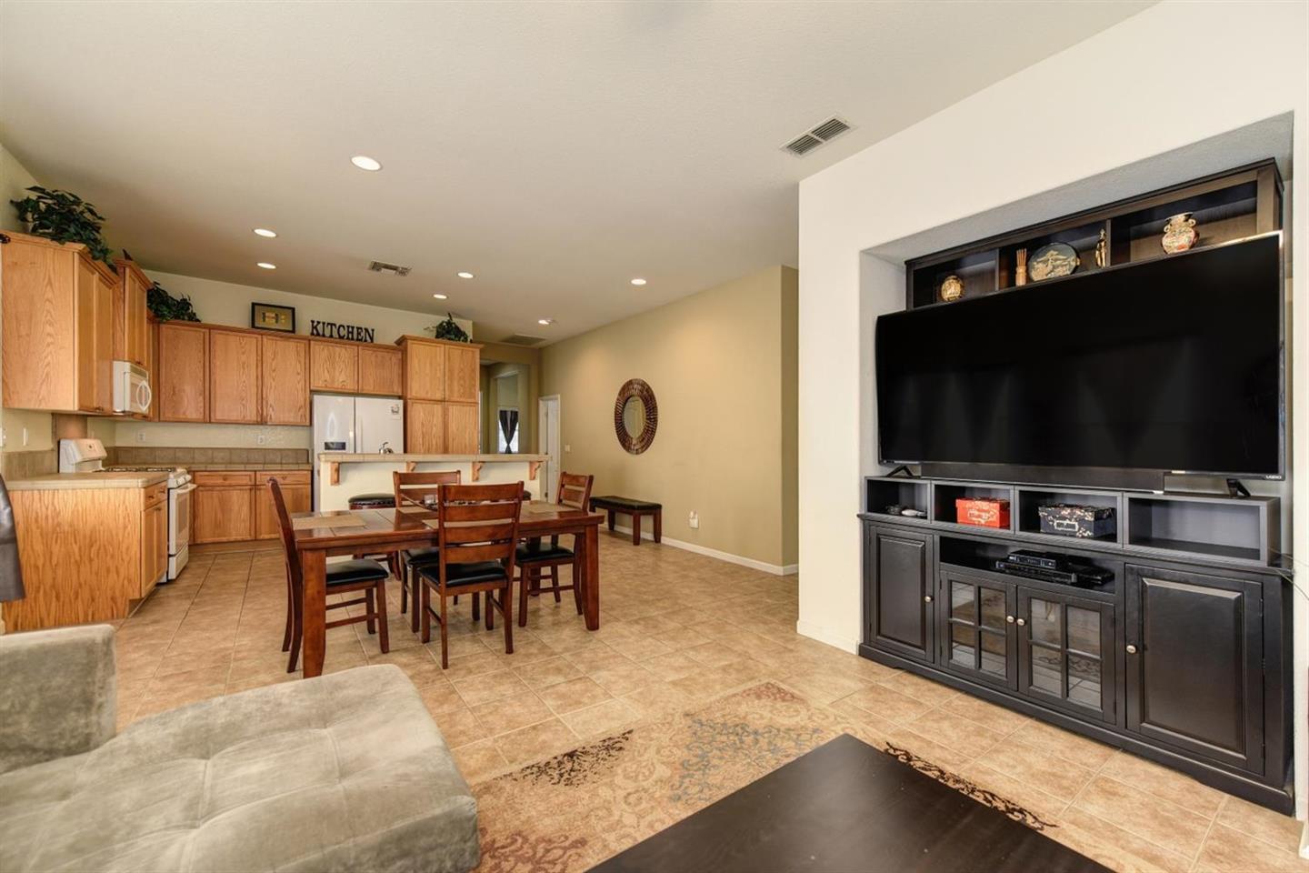 Detail Gallery Image 4 of 27 For 3557 Rainsong Cir, Rancho Cordova,  CA 95670 - 3 Beds | 2 Baths