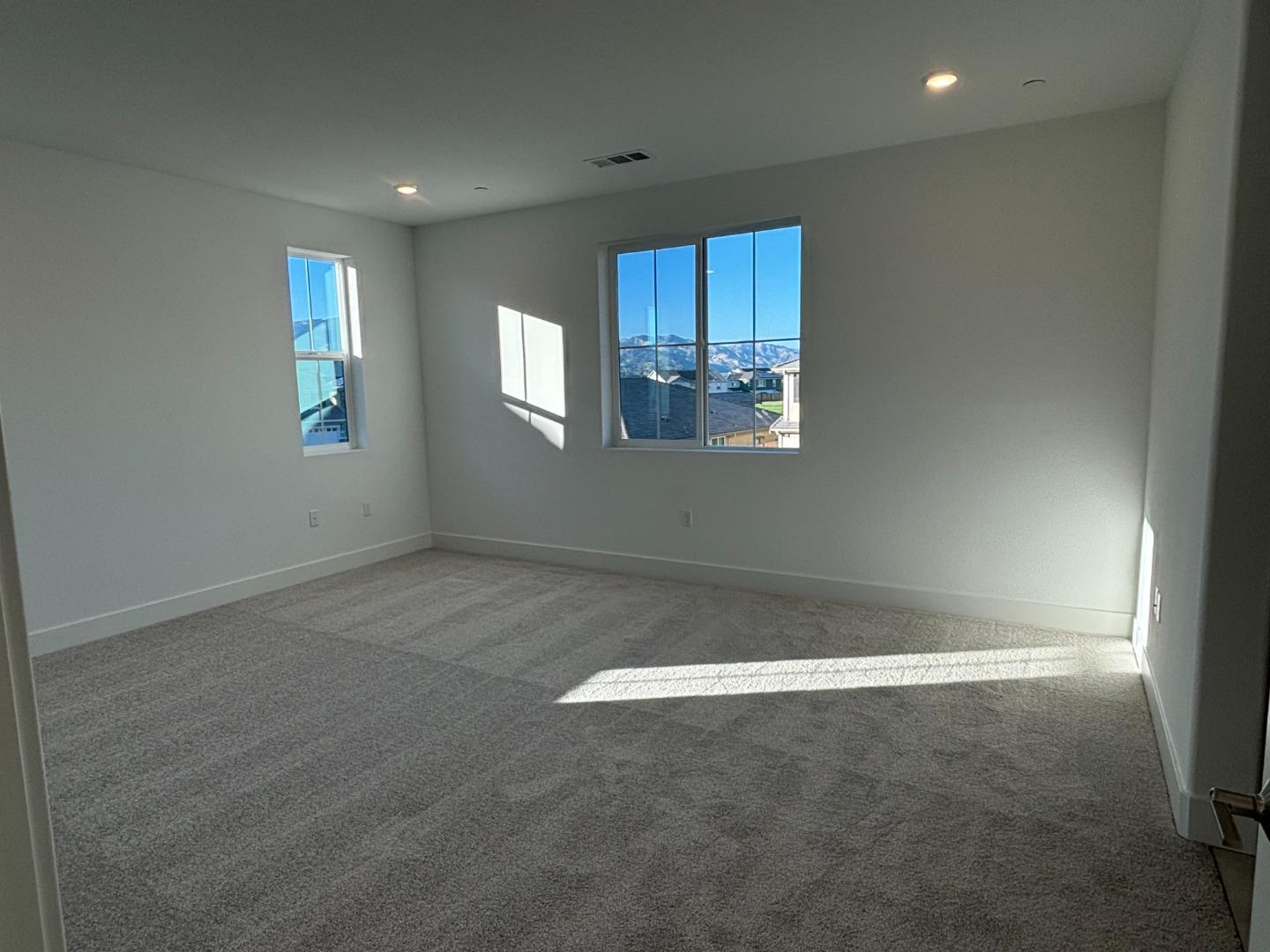 Detail Gallery Image 5 of 13 For 3012 Discovery Ct, Vacaville,  CA 95687 - 4 Beds | 3 Baths