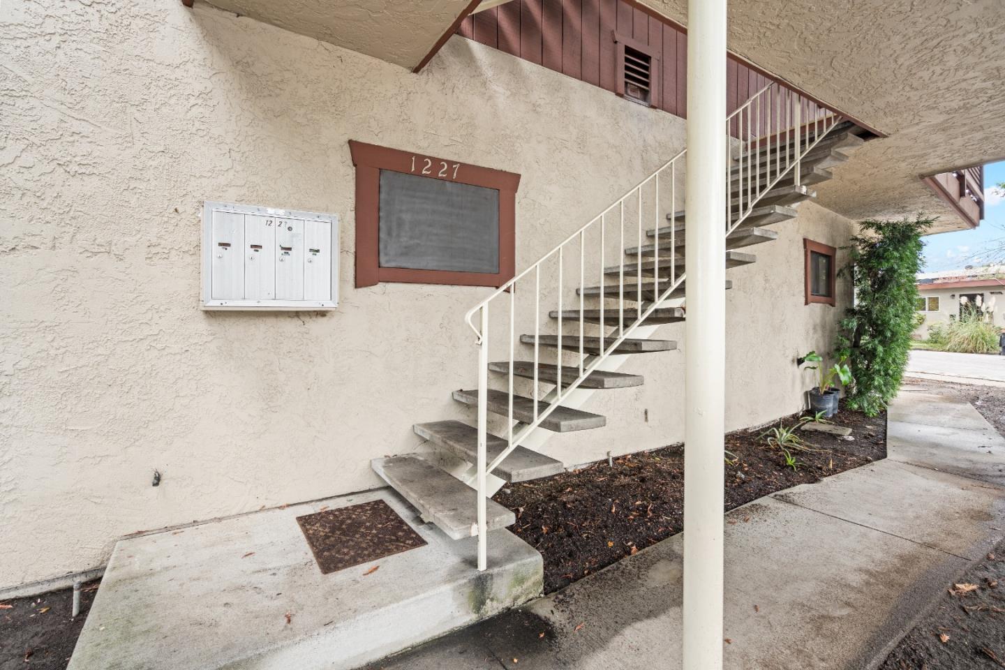 Detail Gallery Image 8 of 41 For 1227 Woodside Rd #2,  Redwood City,  CA 94061 - 2 Beds | 2 Baths