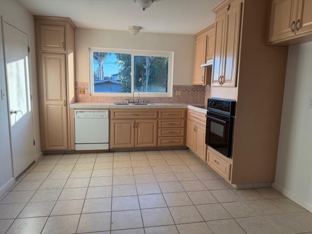 Detail Gallery Image 3 of 14 For 136 Celia Dr, Watsonville,  CA 95076 - 3 Beds | 2 Baths