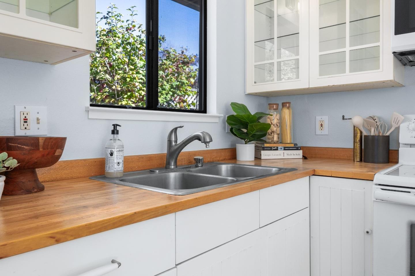 Detail Gallery Image 11 of 26 For 3346 Mission Dr, Santa Cruz,  CA 95065 - 2 Beds | 1 Baths