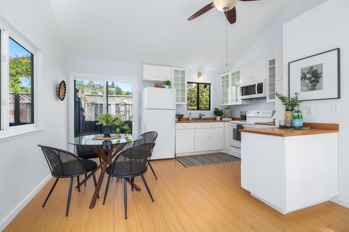 Detail Gallery Image 6 of 26 For 3346 Mission Dr, Santa Cruz,  CA 95065 - 2 Beds | 1 Baths