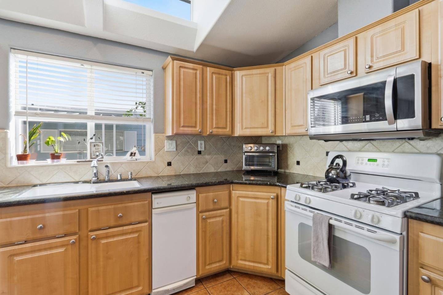 Detail Gallery Image 10 of 34 For 125 N Mary Ave #36,  Sunnyvale,  CA 94086 - 3 Beds | 2 Baths