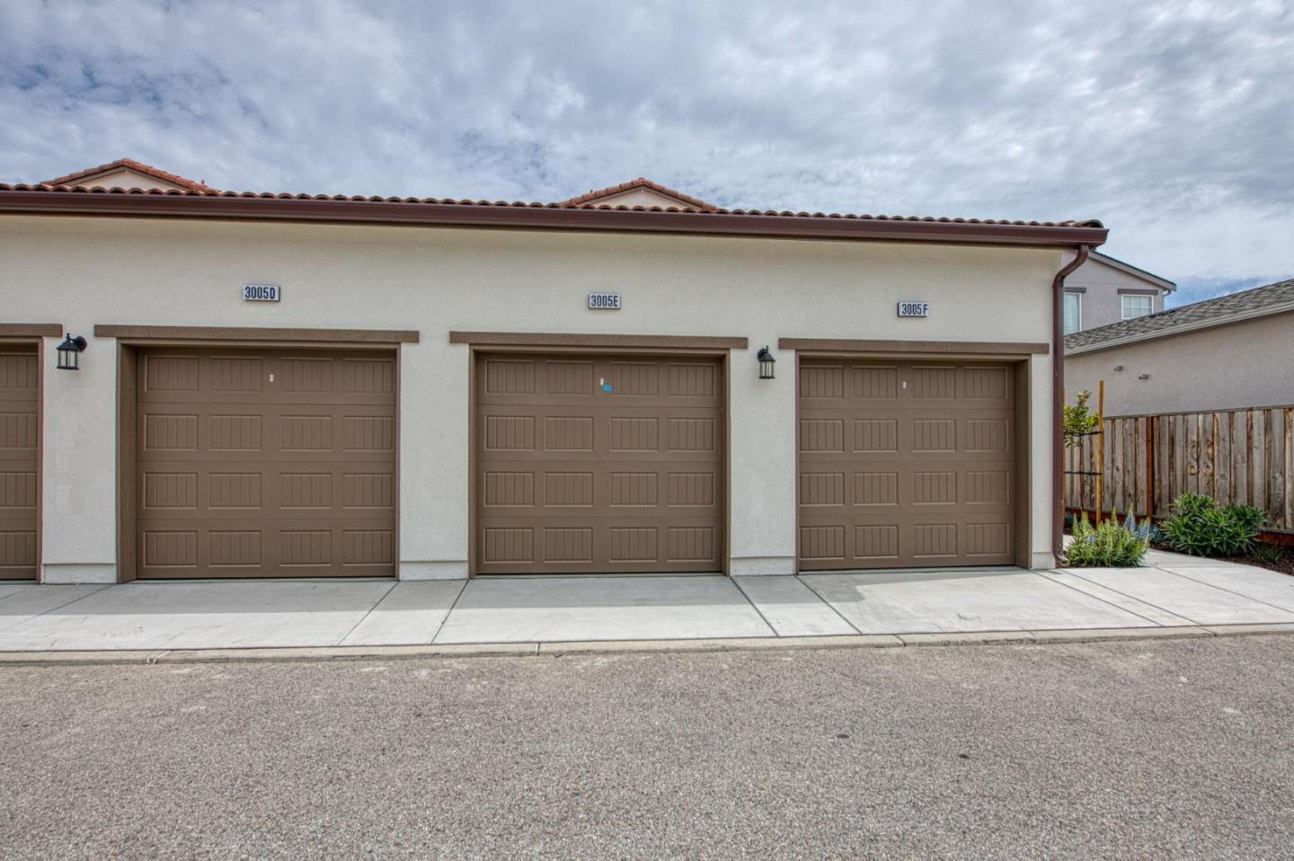 Detail Gallery Image 4 of 11 For 3006 Minaret Way #UNIT E,  Marina,  CA 93933 - 2 Beds | 1/1 Baths