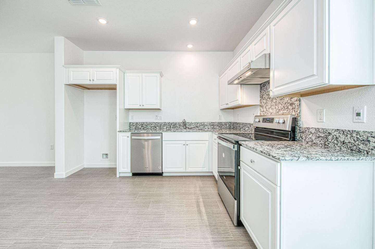 Detail Gallery Image 6 of 11 For 3006 Minaret Way #UNIT E,  Marina,  CA 93933 - 2 Beds | 1/1 Baths