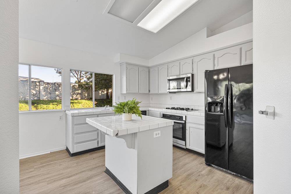 Detail Gallery Image 12 of 40 For 2199 Raleigh Cir, Hollister,  CA 95023 - 3 Beds | 2 Baths