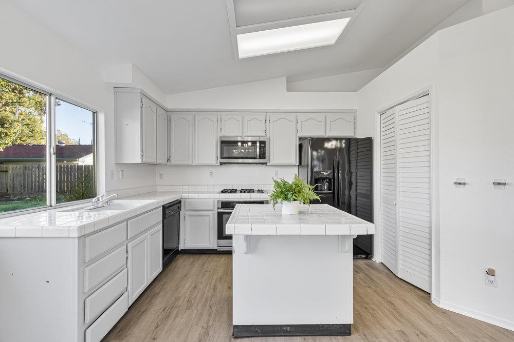 Detail Gallery Image 13 of 40 For 2199 Raleigh Cir, Hollister,  CA 95023 - 3 Beds | 2 Baths