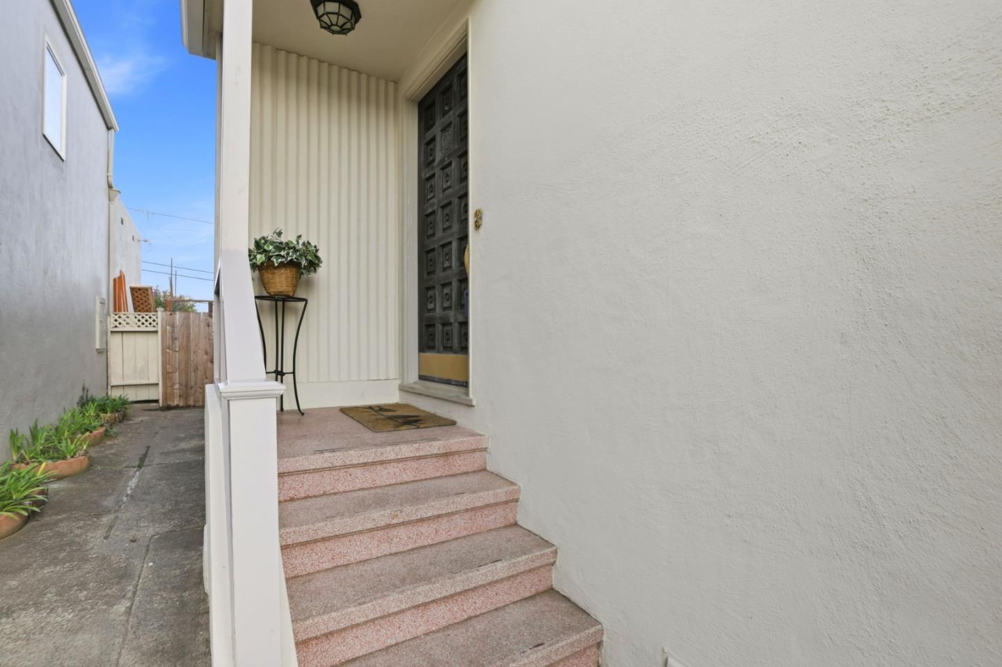 Detail Gallery Image 4 of 66 For 24 Westmont Dr, Daly City,  CA 94015 - 5 Beds | 2/1 Baths
