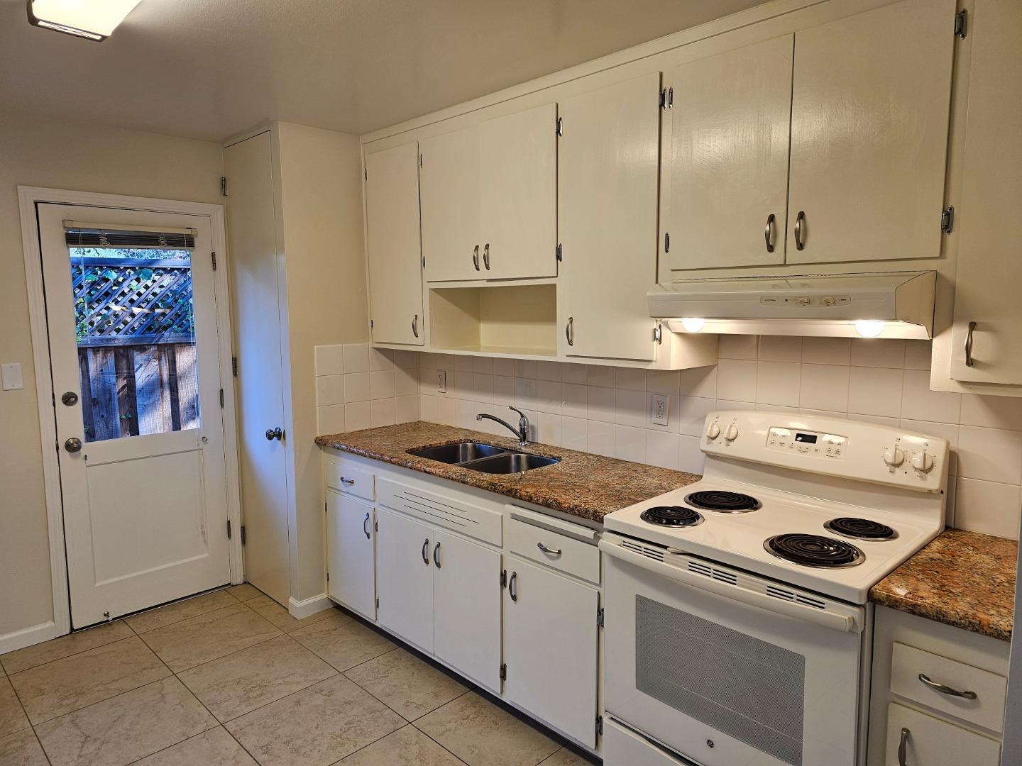 Detail Gallery Image 5 of 14 For 282 Monroe Dr #1,  Mountain View,  CA 94040 - 2 Beds | 1 Baths