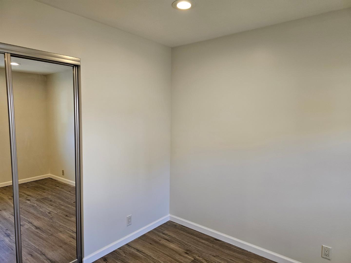 Detail Gallery Image 7 of 14 For 282 Monroe Dr #1,  Mountain View,  CA 94040 - 2 Beds | 1 Baths