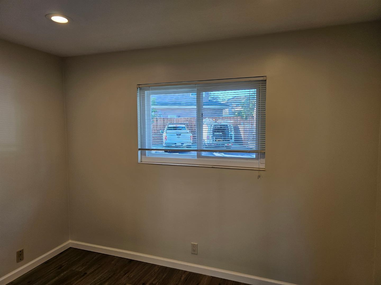 Detail Gallery Image 8 of 14 For 282 Monroe Dr #1,  Mountain View,  CA 94040 - 2 Beds | 1 Baths