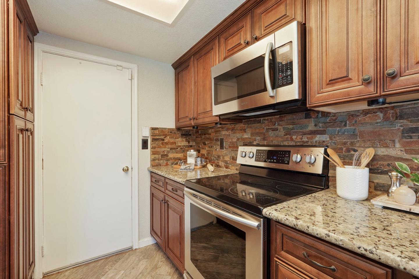 Detail Gallery Image 14 of 37 For 2610 Meadow Brook Ln, Tracy,  CA 95376 - 3 Beds | 2/1 Baths