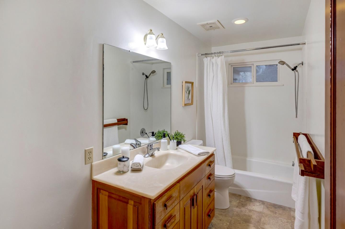 Detail Gallery Image 13 of 17 For 1166 Josselyn Canyon Rd, Monterey,  CA 93940 - 3 Beds | 2/1 Baths